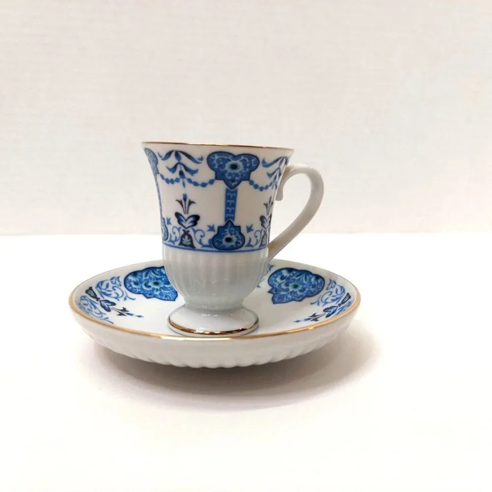 VTG 1984 Avon European Tradition Miniature Cup & Saucer Set Medici Porcelain - Picture 12 of 13